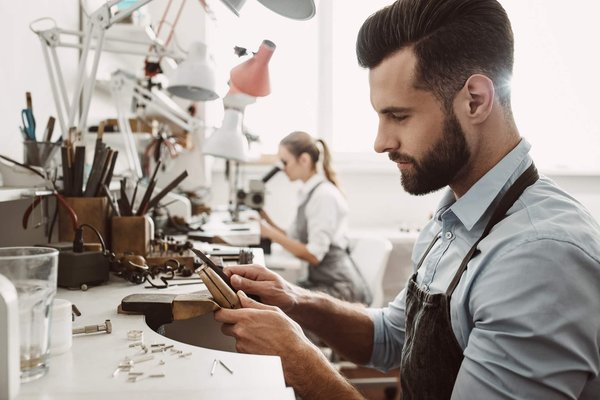 Comment entretenir efficacement les bijoux pour plus d’éclats ?