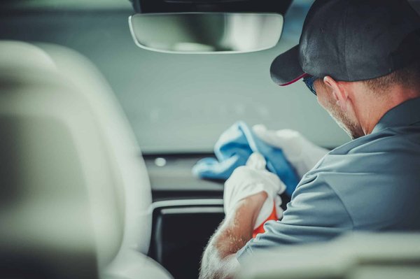 Astuces efficaces pour nettoyer l'intérieur en Alcantara de votre voiture