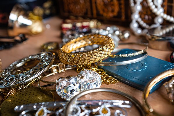 Bijoux fantaisie et maroquinerie : l’art de la mode chic